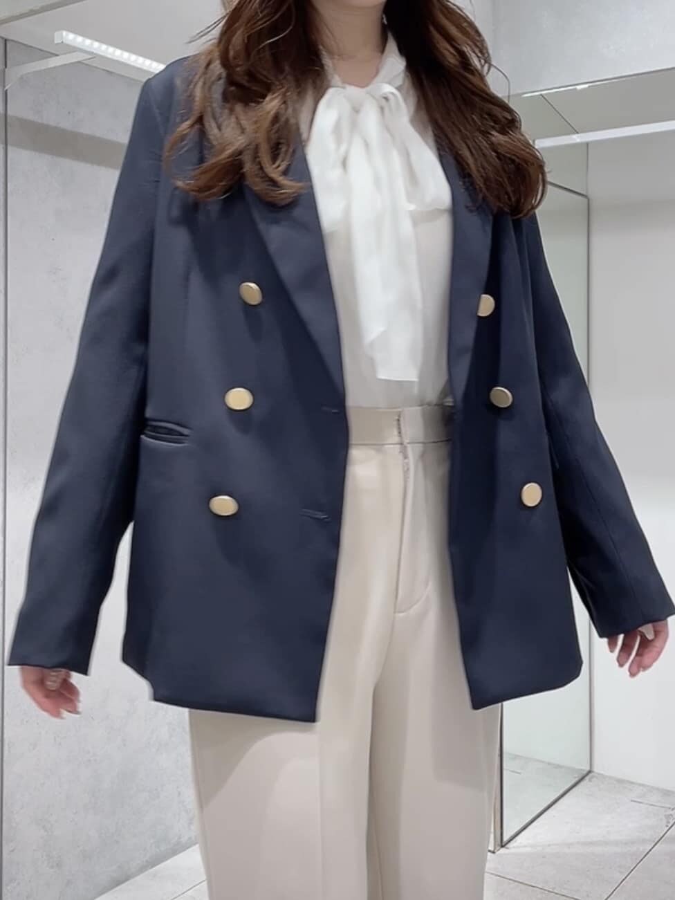 ブラック系のパンプス、ホワイト系のシャツ/ブラウス、ベージュ系のその他パンツを着用したレディースの秋コーディネートの3枚目の写真