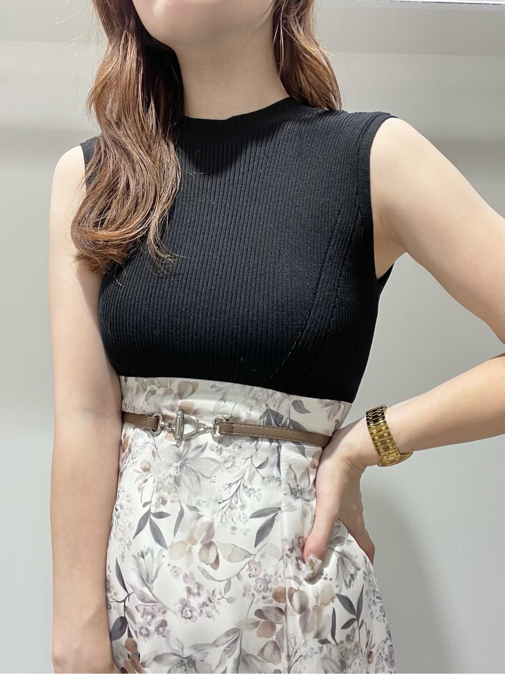 ホワイト系のカーディガン/ボレロ、ブラウン系のサンダル、ブラック系のワンピースを着用したレディースの夏コーディネートの8枚目の写真