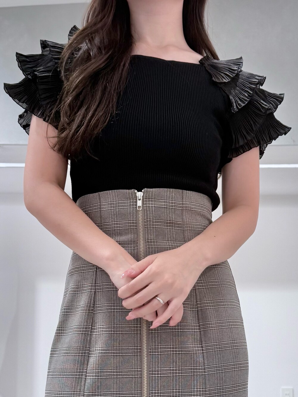 その他のスカート、ブラック系のニット/セーター、ブラック系のハンドバッグを着用したレディースの夏コーディネートの5枚目の写真