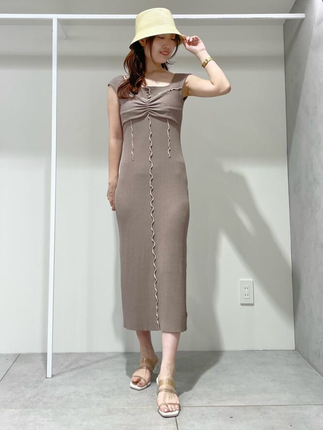 ベージュ系のワンピース、ベージュ系のシャツ/ブラウス、ベージュ系のサンダルを着用したレディースの春コーディネートの5枚目の写真