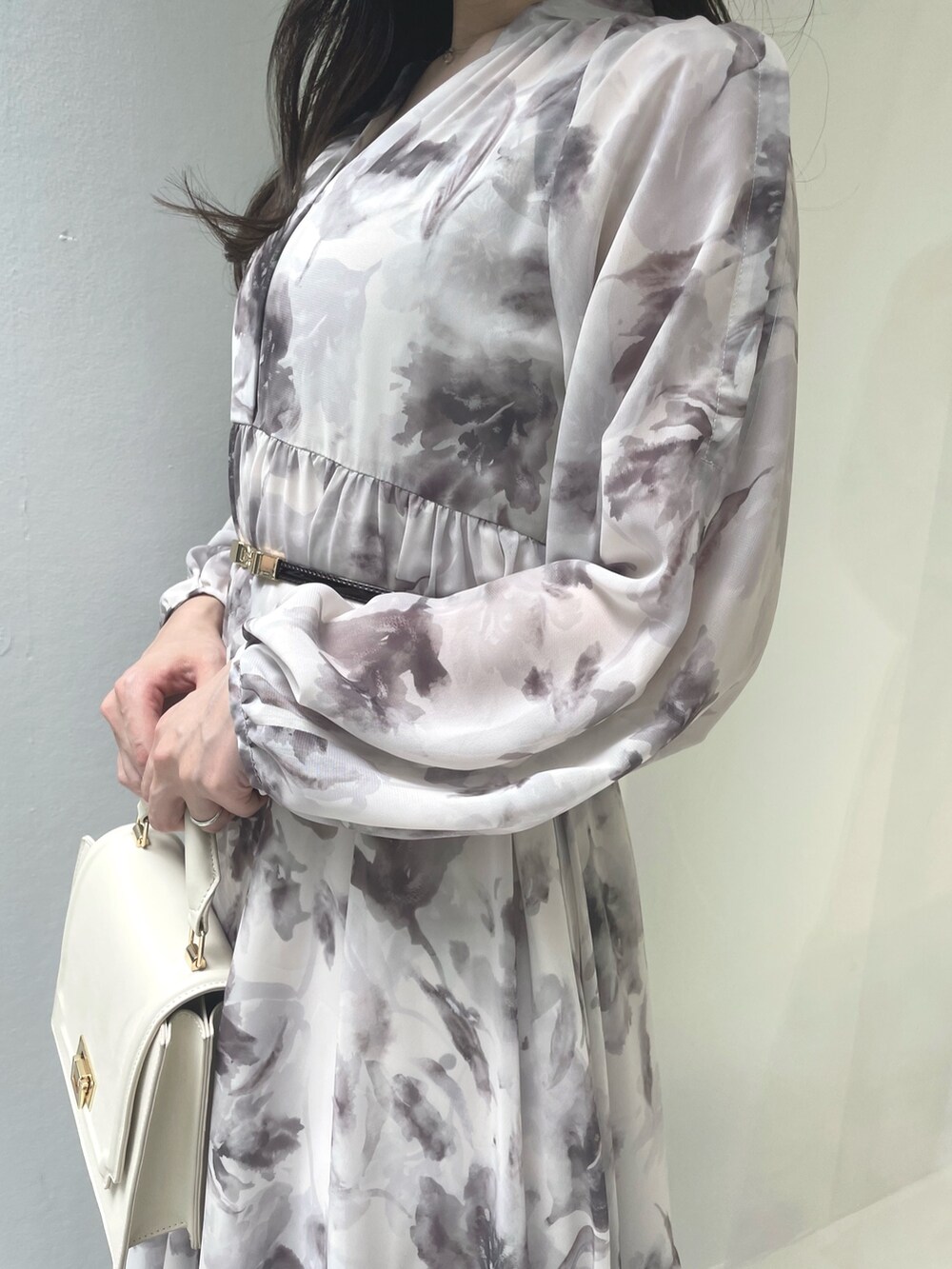 ホワイト系のハンドバッグ、ブラウン系のブーツ、グレー系のその他アウターを着用したレディースの夏コーディネートの8枚目の写真