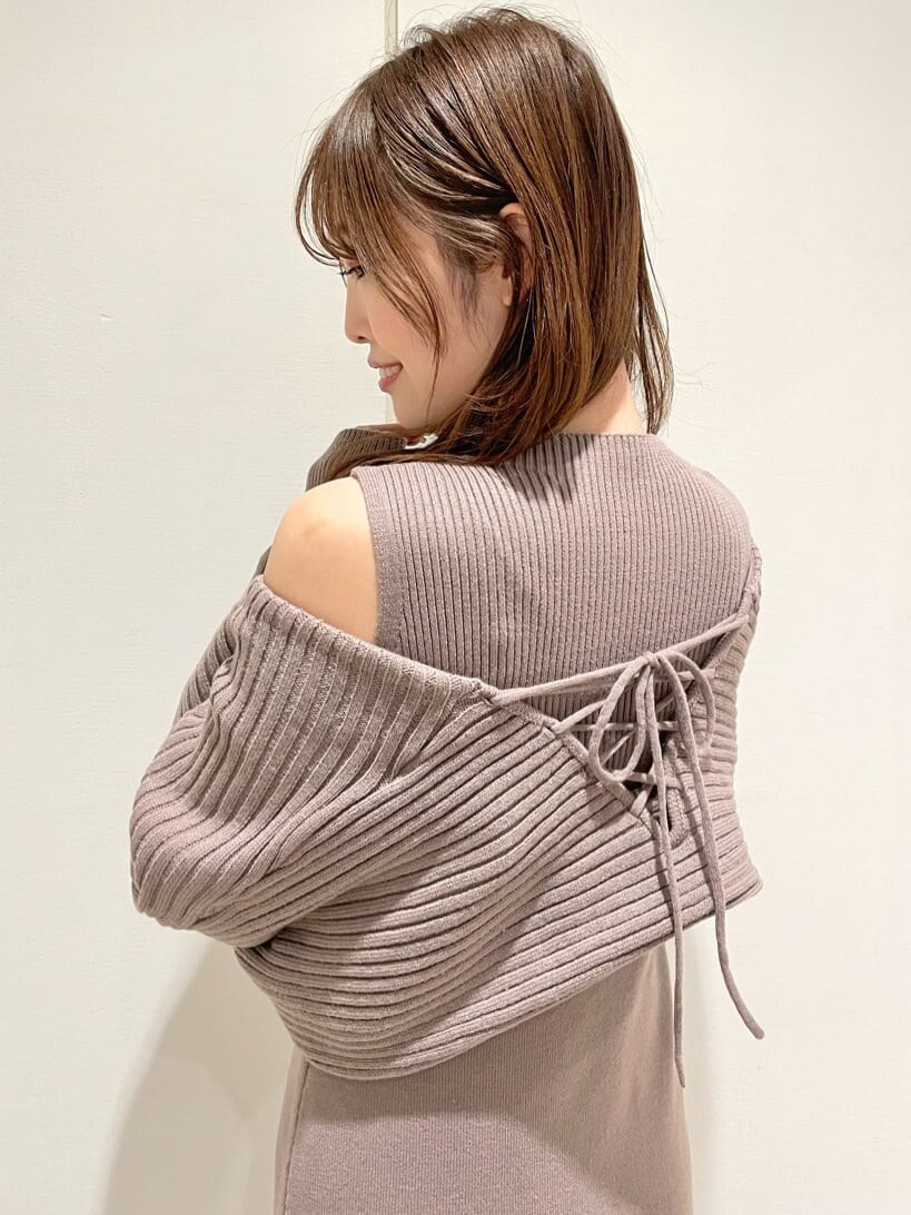 ピンク系のワンピースを着用したレディースの冬コーディネートの5枚目の写真