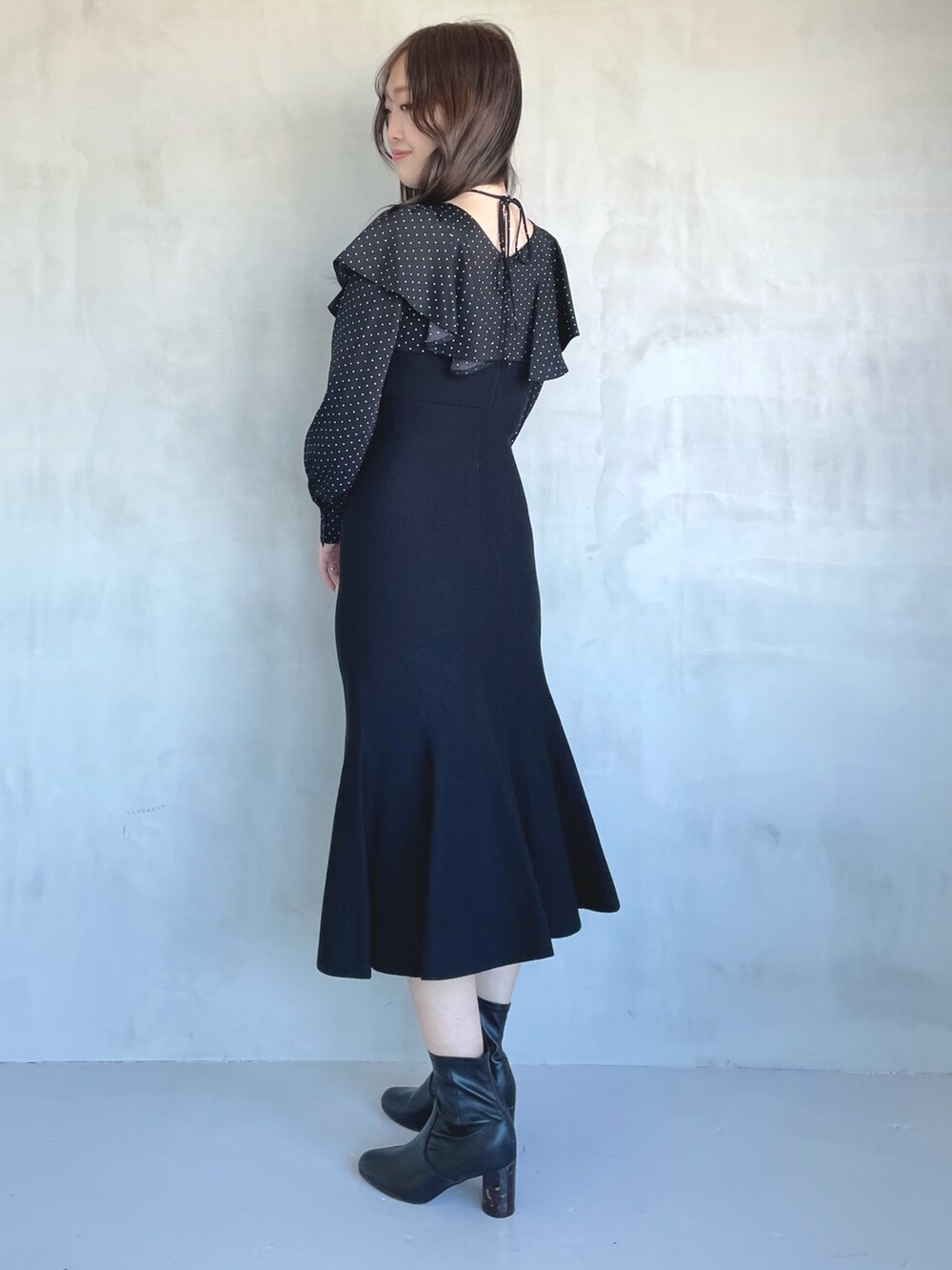 その他のワンピース、ブラック系のブーツを着用したレディースの秋コーディネートの2枚目の写真