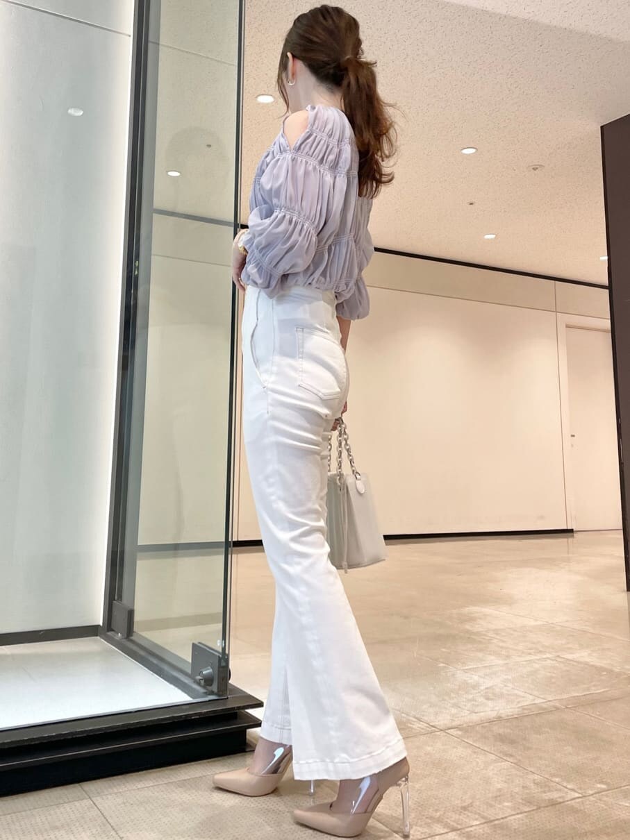 ベージュ系のパンプス、パープル系のシャツ/ブラウス、ホワイト系のその他パンツを着用したレディースの冬コーディネートの2枚目の写真