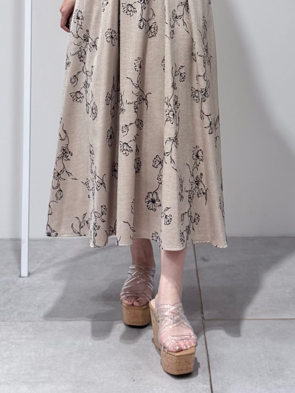 ベージュ系のワンピース、その他のサンダルを着用したレディースの夏コーディネートの7枚目の写真