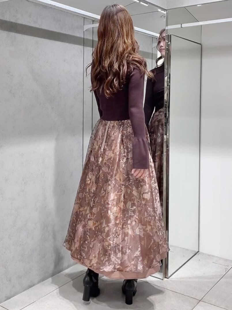 ブラウン系のカーディガン/ボレロ、ブラック系のブーツ、ブラウン系のスカートを着用したレディースの秋コーディネートの4枚目の写真