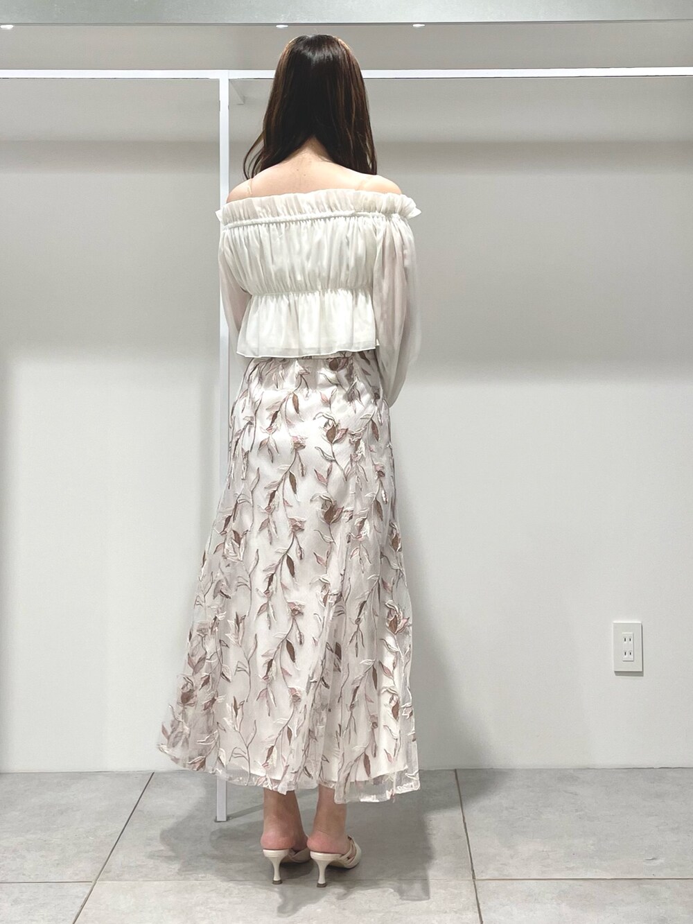 ホワイト系のシャツ/ブラウス、ピンク系のスカート、ベージュ系のパンプスを着用したレディースの夏コーディネートの3枚目の写真