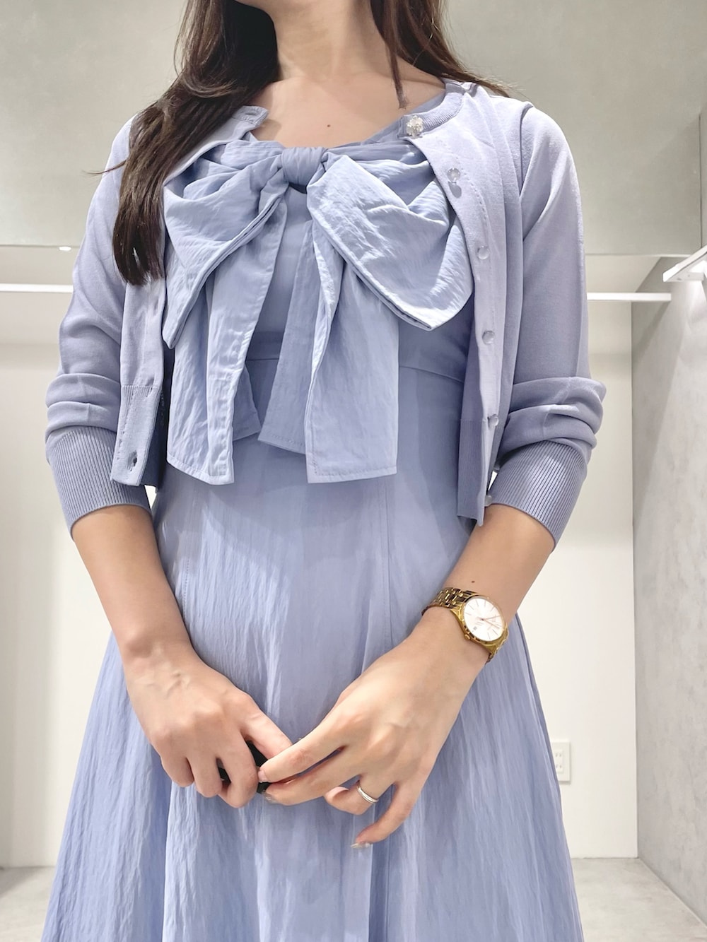 ブルー系のカーディガン/ボレロ、ブルー系のワンピース、シルバー系のサンダルを着用したレディースの夏コーディネートの5枚目の写真