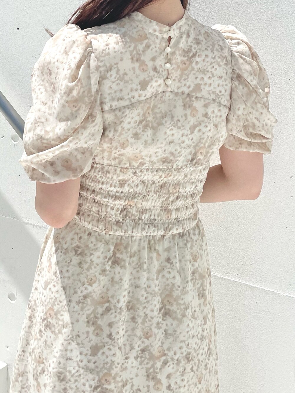 ベージュ系のワンピース、ホワイト系のブーツを着用したレディースの夏コーディネートの5枚目の写真