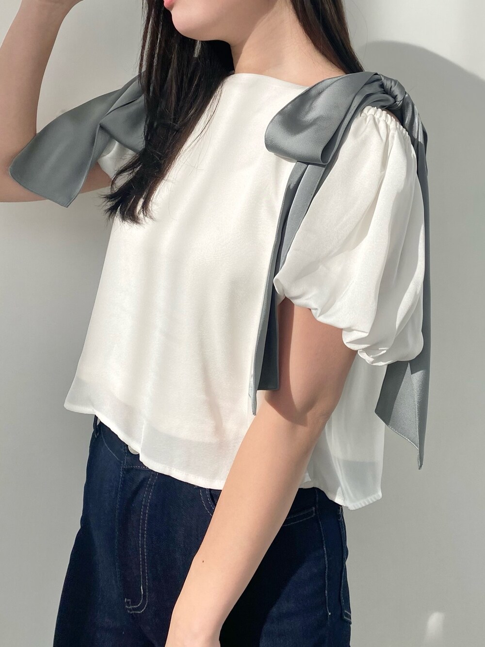 ホワイト系のシャツ/ブラウス、ブルー系のデニムパンツ、ブラック系のサンダルを着用したレディースの春コーディネートの4枚目の写真