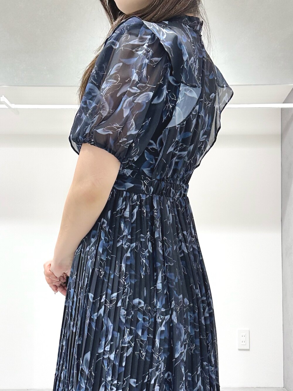 ブルー系のワンピース、ブラック系のショルダーバッグ、ブラック系のサンダルを着用したレディースの夏コーディネートの6枚目の写真