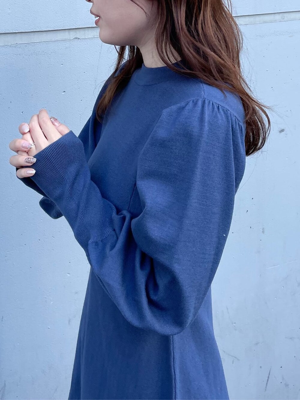 ブラック系のブーツ、ブルー系のワンピースを着用したレディースの冬コーディネートの4枚目の写真