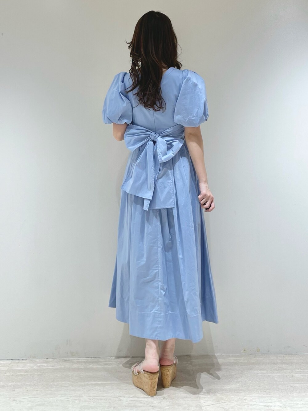 ブルー系のワンピース、その他のサンダルを着用したレディースの春コーディネートの4枚目の写真