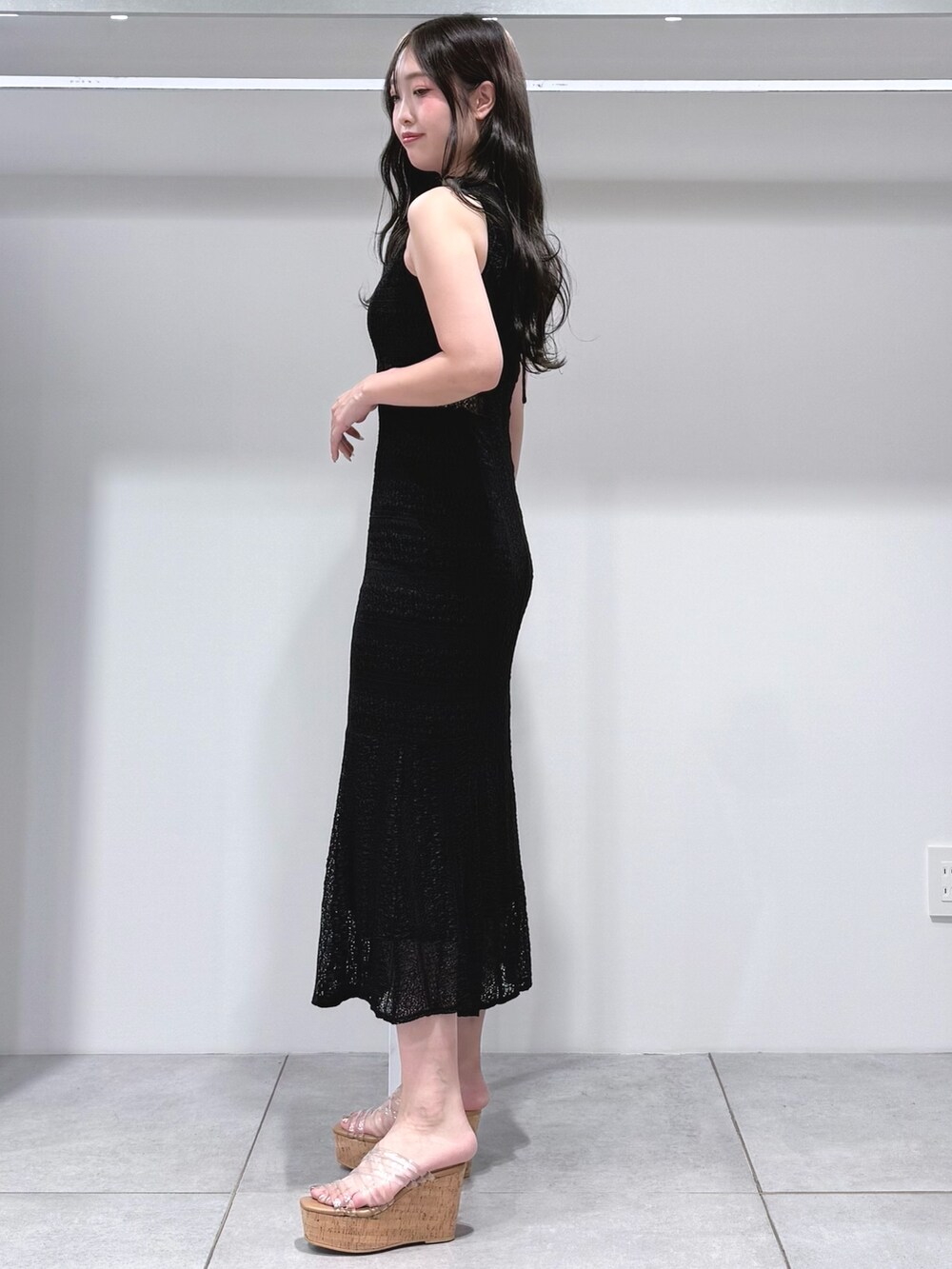 ブラック系のワンピース、その他のサンダルを着用したレディースの夏コーディネートの3枚目の写真