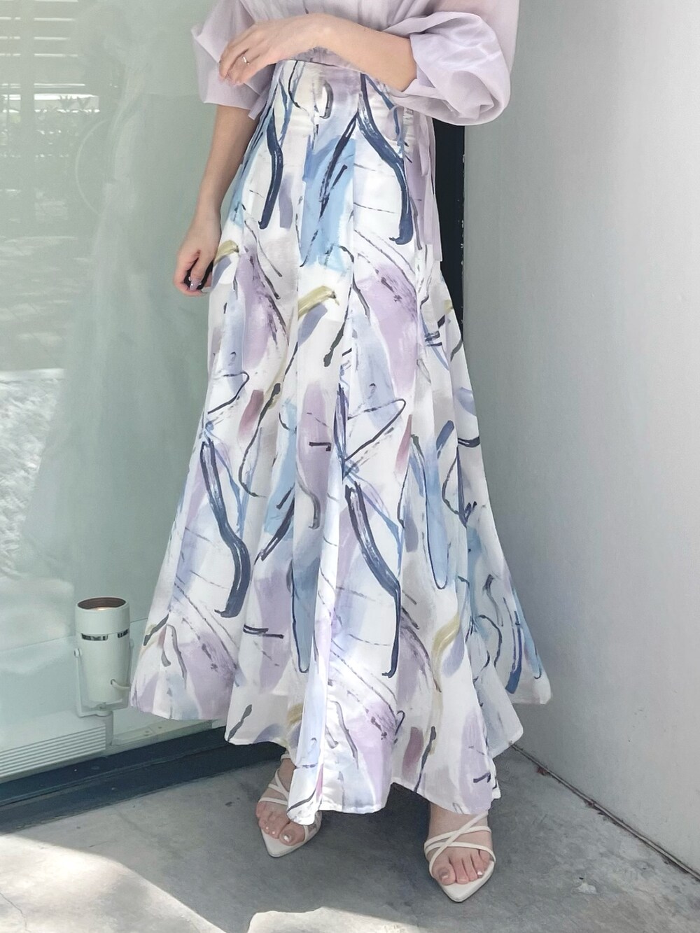 パープル系のシャツ/ブラウス、パープル系のスカート、ホワイト系のサンダルを着用したレディースの春コーディネートの7枚目の写真