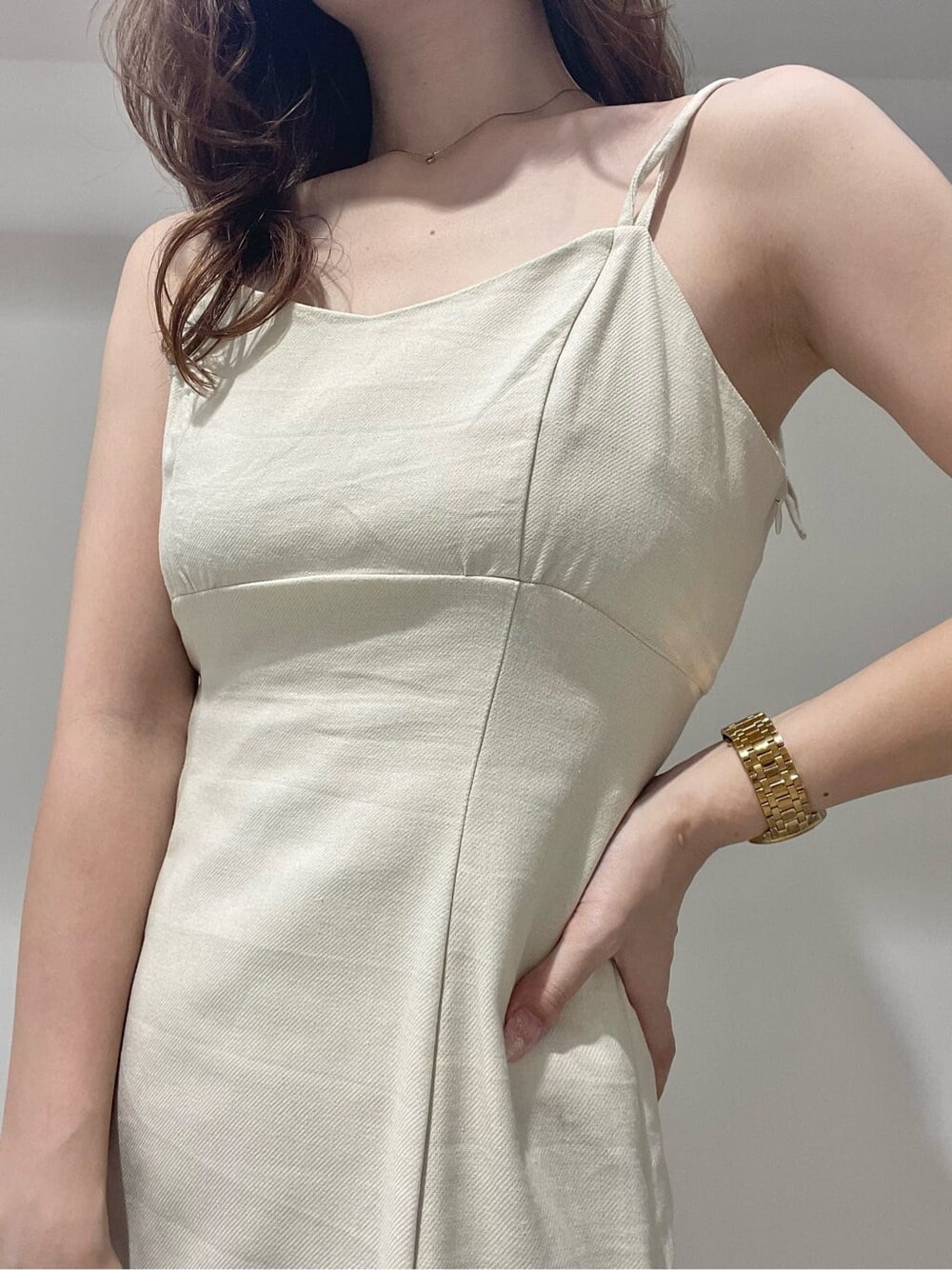 ベージュ系のサンダル、ベージュ系のトートバッグ、ホワイト系のワンピースを着用したレディースの春コーディネートの8枚目の写真