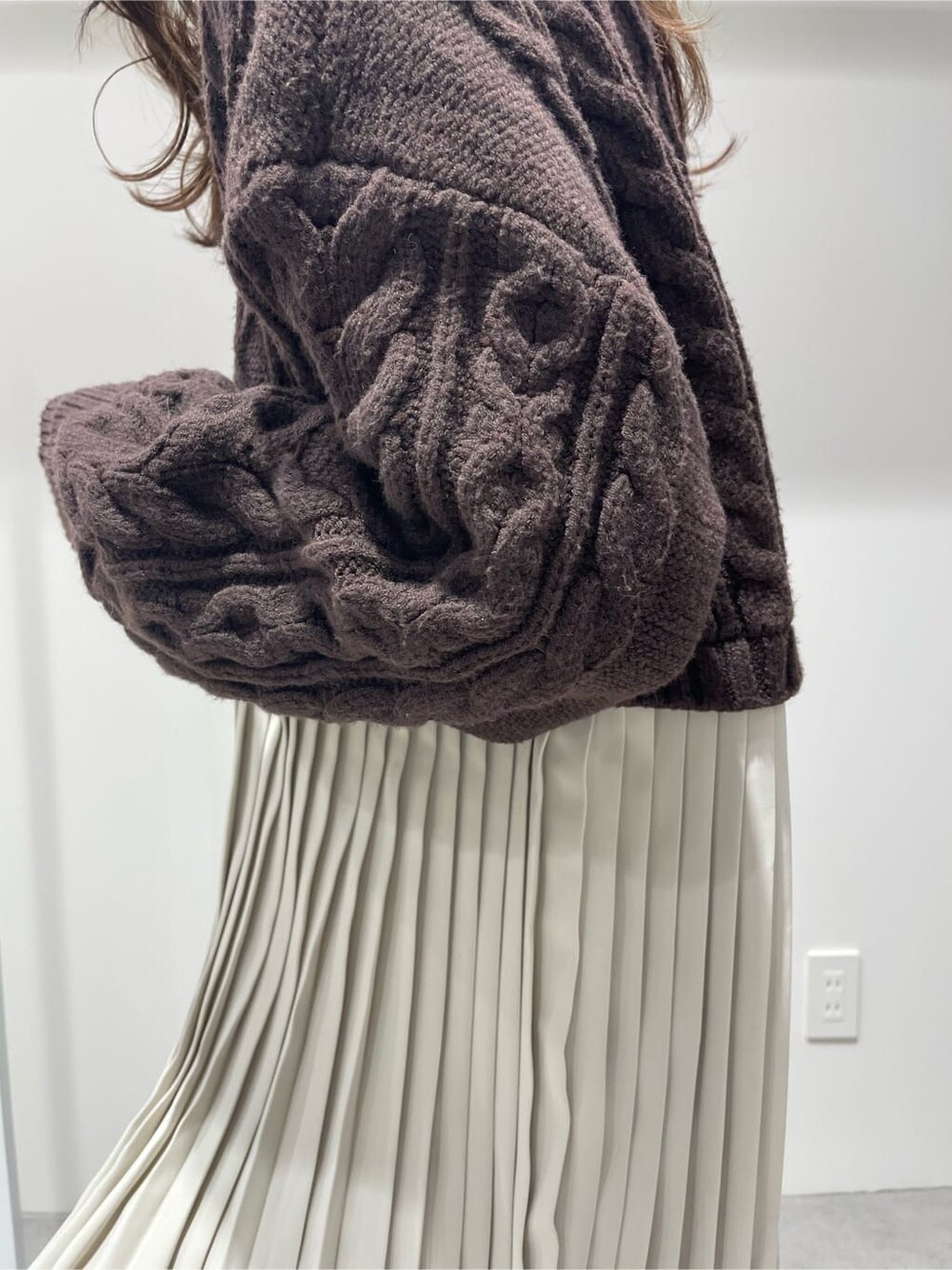 ブラウン系のワンピースを着用したレディースの冬コーディネートの6枚目の写真