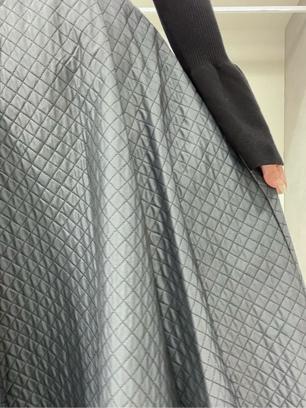 ブラック系のカーディガン/ボレロ、ブラック系のブーツ、グレー系のスカートを着用したレディースの夏コーディネートの9枚目の写真