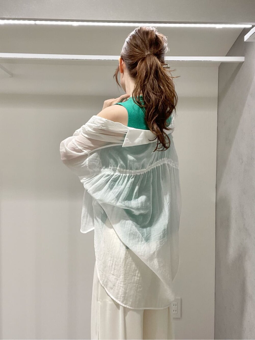 ホワイト系のシャツ/ブラウス、ホワイト系のその他パンツ、ホワイト系のサンダルを着用したレディースの夏コーディネートの4枚目の写真