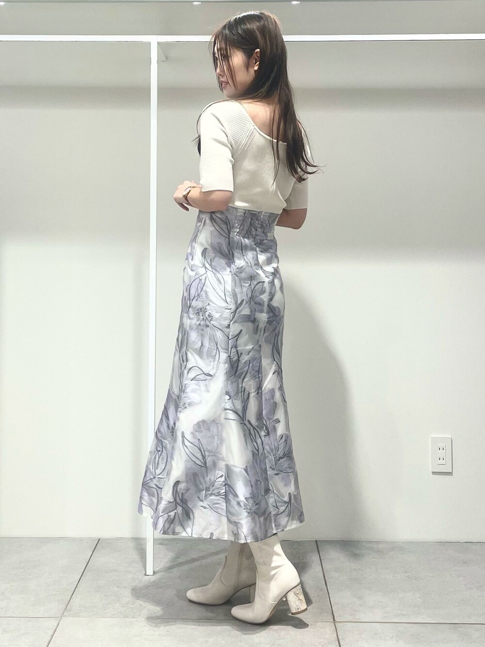 ホワイト系のトレンチコート、ホワイト系のハンドバッグ、パープル系のワンピースを着用したレディースの春コーディネートの5枚目の写真