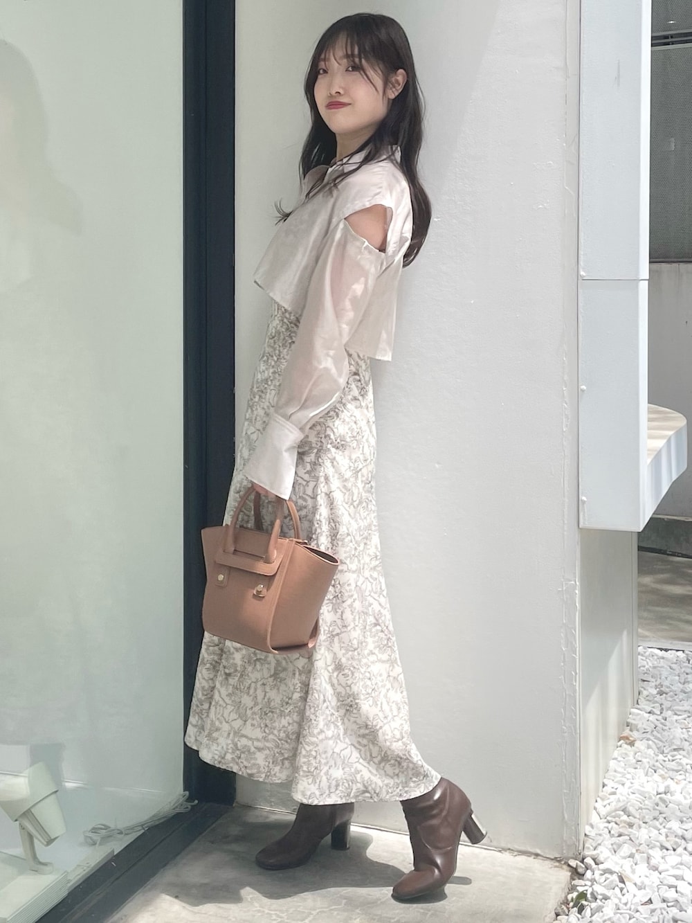 ベージュ系のワンピース、ブラウン系のトートバッグを着用したレディースの夏コーディネートの3枚目の写真