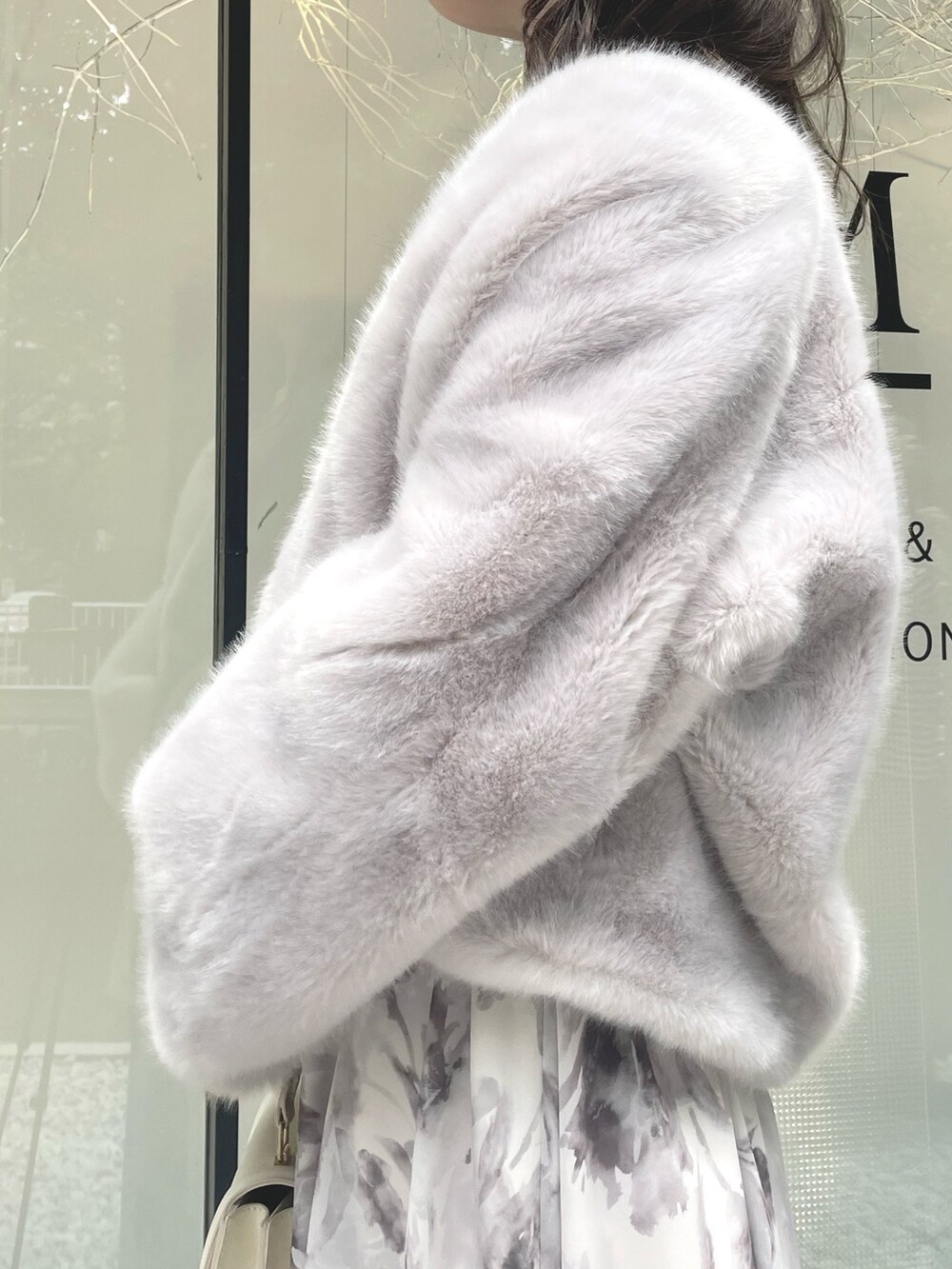 ホワイト系のハンドバッグ、ブラウン系のブーツ、グレー系のその他アウターを着用したレディースの夏コーディネートの4枚目の写真