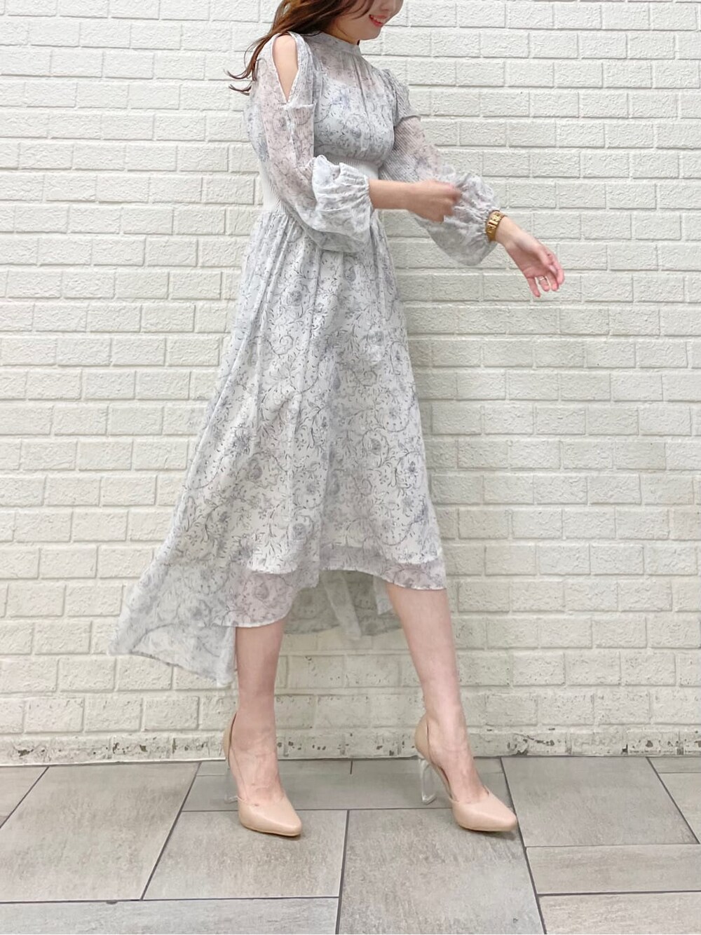 ベージュ系のパンプス、ホワイト系のワンピースを着用したレディースの冬コーディネートの3枚目の写真