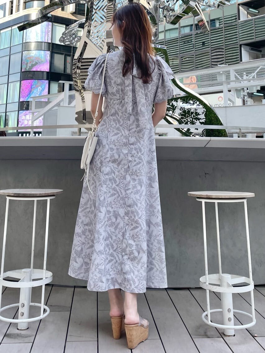 ホワイト系のショルダーバッグ、ピンク系のワンピース、その他のサンダルを着用したレディースの春コーディネートの3枚目の写真