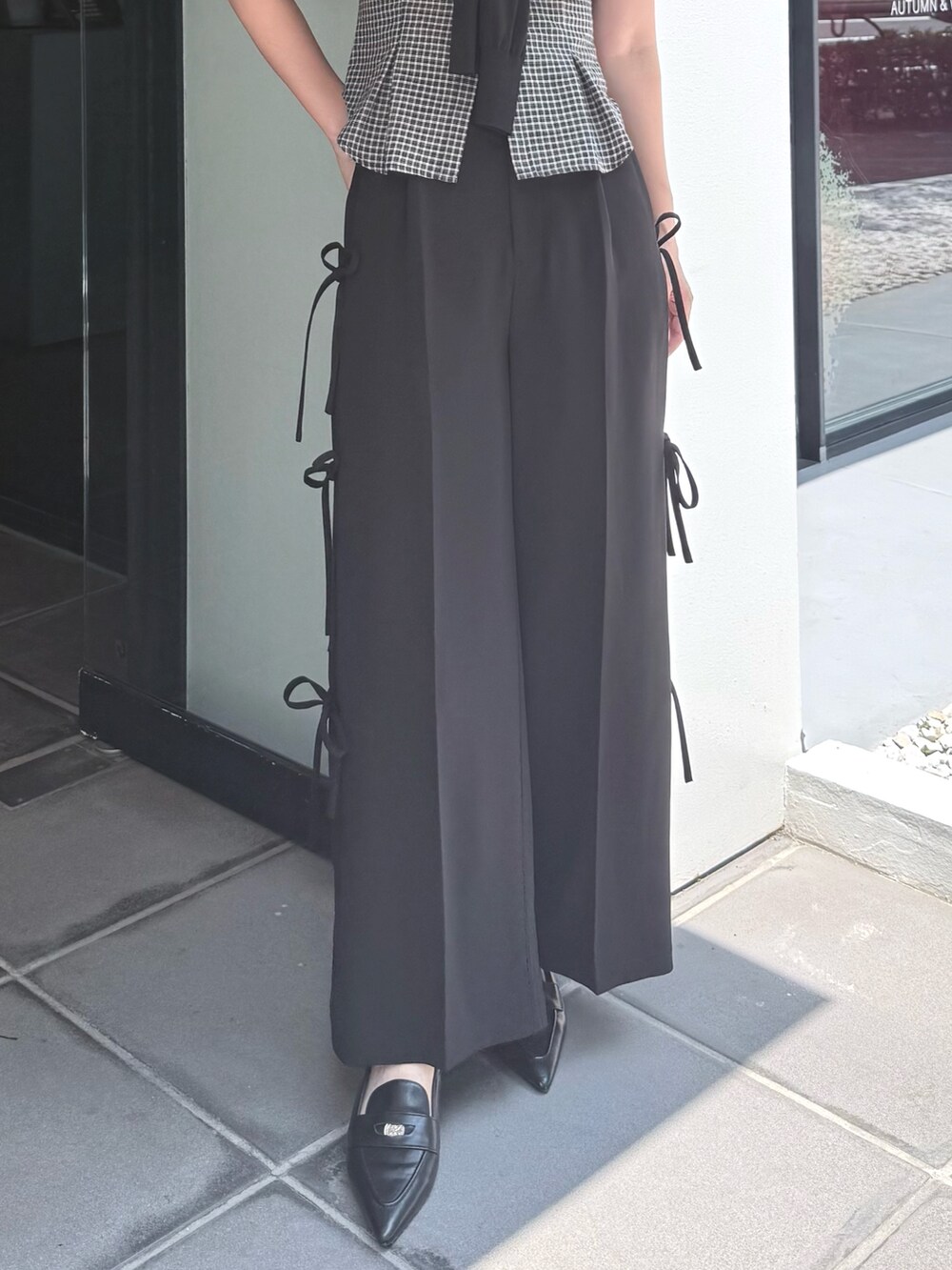 ブラック系のその他パンツ、その他のシャツ/ブラウス、ブラック系のパンプスを着用したレディースの夏コーディネートの6枚目の写真