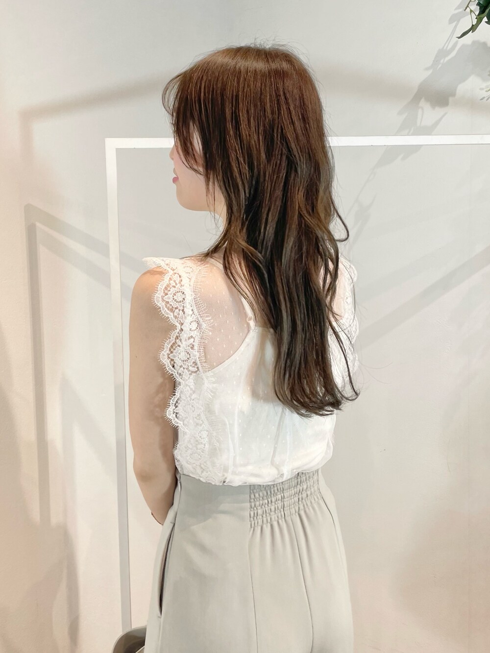 ホワイト系のトートバッグ、ホワイト系のサンダル、グリーン系のその他パンツを着用したレディースの夏コーディネートの8枚目の写真