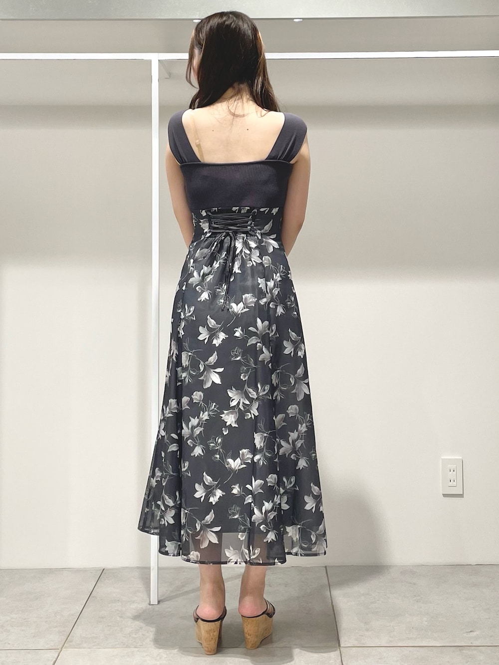 ブラック系のショルダーバッグ、ブラック系のサンダル、グレー系のワンピースを着用したレディースの夏コーディネートの4枚目の写真