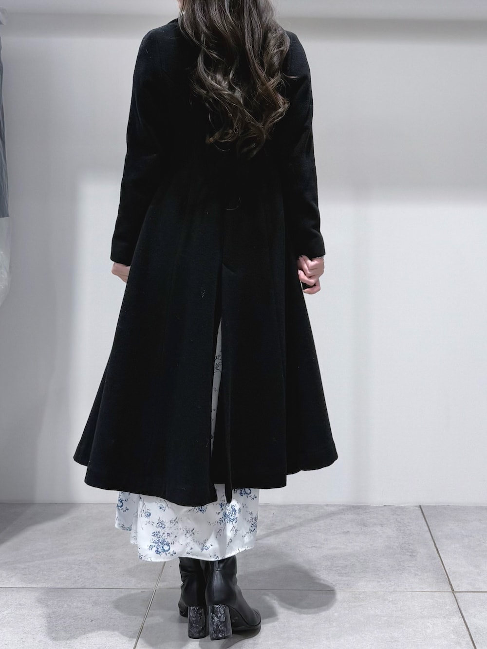 ブルー系のワンピース、ブラック系のブーツ、ブラック系のその他アウターを着用したレディースの冬コーディネートの4枚目の写真