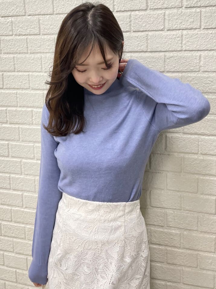 ベージュ系のパンプス、ホワイト系のスカート、ブルー系のニット/セーターを着用したレディースの冬コーディネートの5枚目の写真