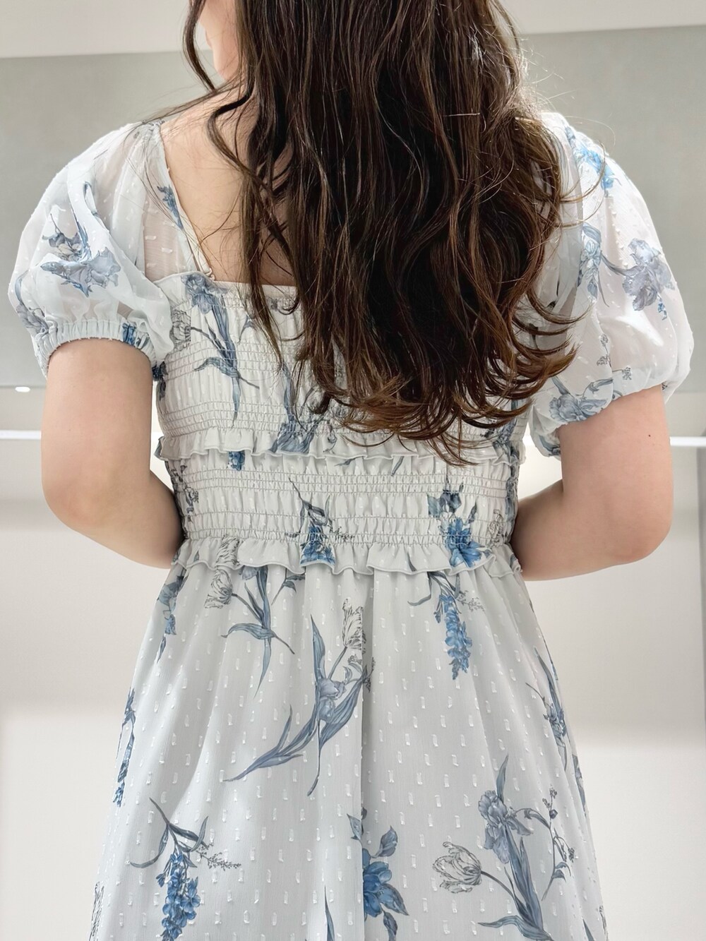 グレー系のワンピース、ブルー系のデニムパンツ、その他のサンダルを着用したレディースの春コーディネートの9枚目の写真