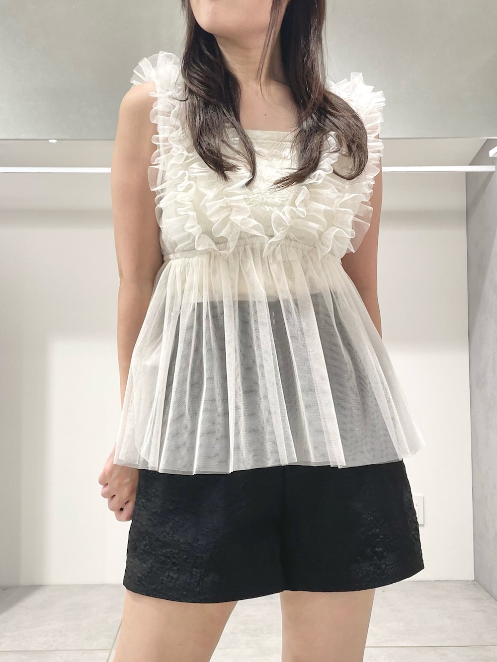 ブラック系のサンダル、ブラック系のショルダーバッグ、ホワイト系のシャツ/ブラウスを着用したレディースの夏コーディネートの4枚目の写真