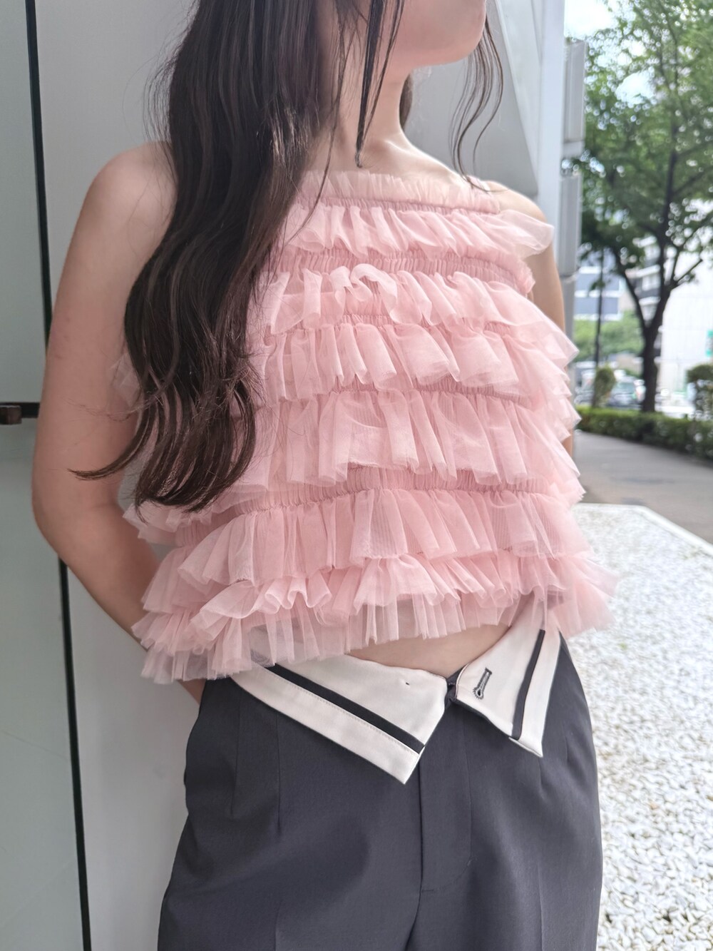 ピンク系のシャツ/ブラウス、グレー系のその他パンツ、ホワイト系のサンダルを着用したレディースの夏コーディネートの6枚目の写真