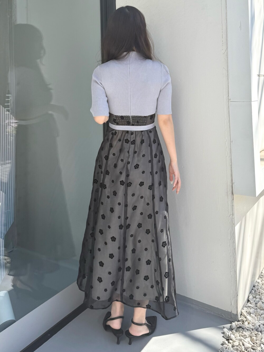 グレー系のワンピース、ブラック系のパンプスを着用したレディースの春コーディネートの4枚目の写真