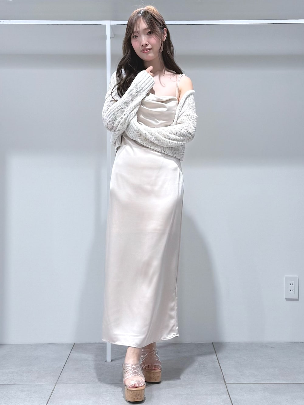 ホワイト系のカーディガン/ボレロ、ピンク系のワンピース、その他のサンダルを着用したレディースの夏コーディネートの2枚目の写真