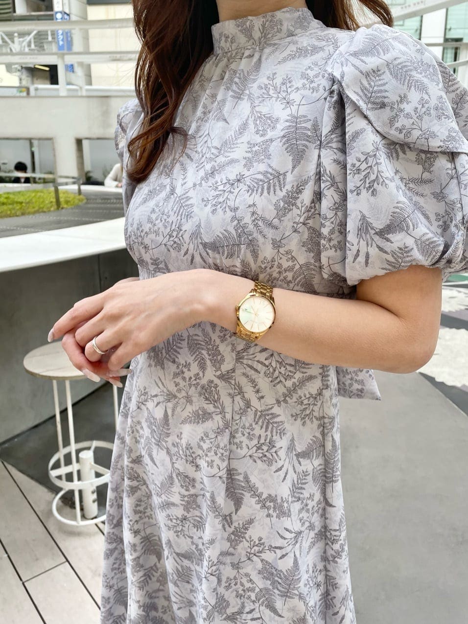 ホワイト系のショルダーバッグ、ピンク系のワンピース、その他のサンダルを着用したレディースの春コーディネートの4枚目の写真