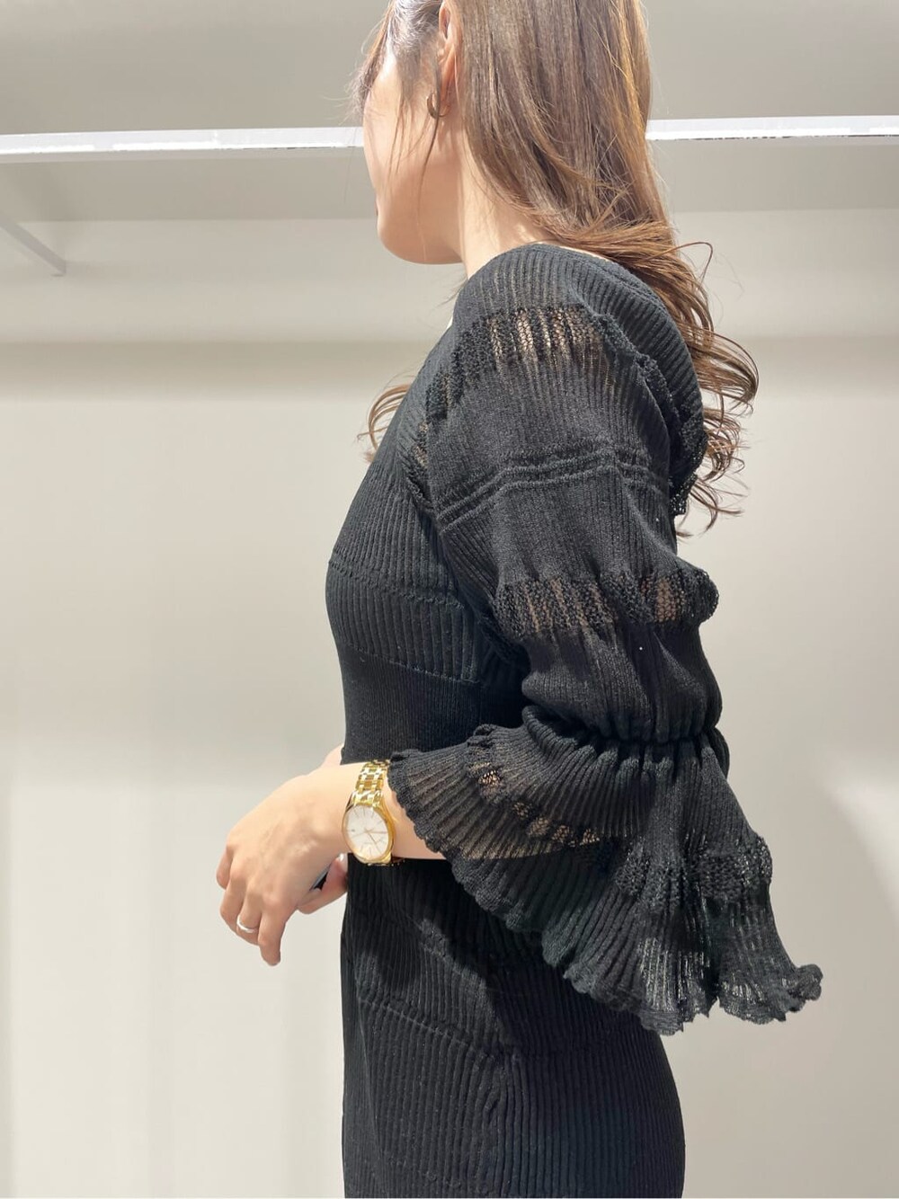 ブラック系のその他シューズ、ブラック系のワンピースを着用したレディースの春コーディネートの5枚目の写真