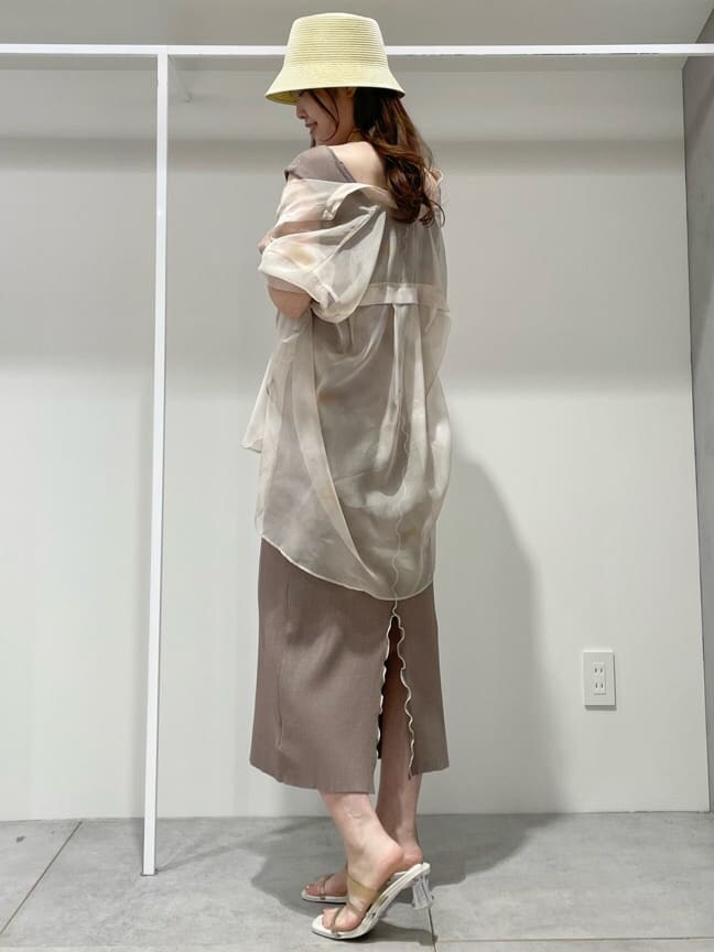 ベージュ系のワンピース、ベージュ系のシャツ/ブラウス、ベージュ系のサンダルを着用したレディースの春コーディネートの2枚目の写真