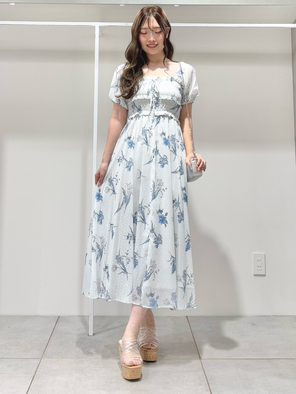 グレー系のワンピース、その他のサンダルを着用したレディースの春コーディネートの2枚目の写真