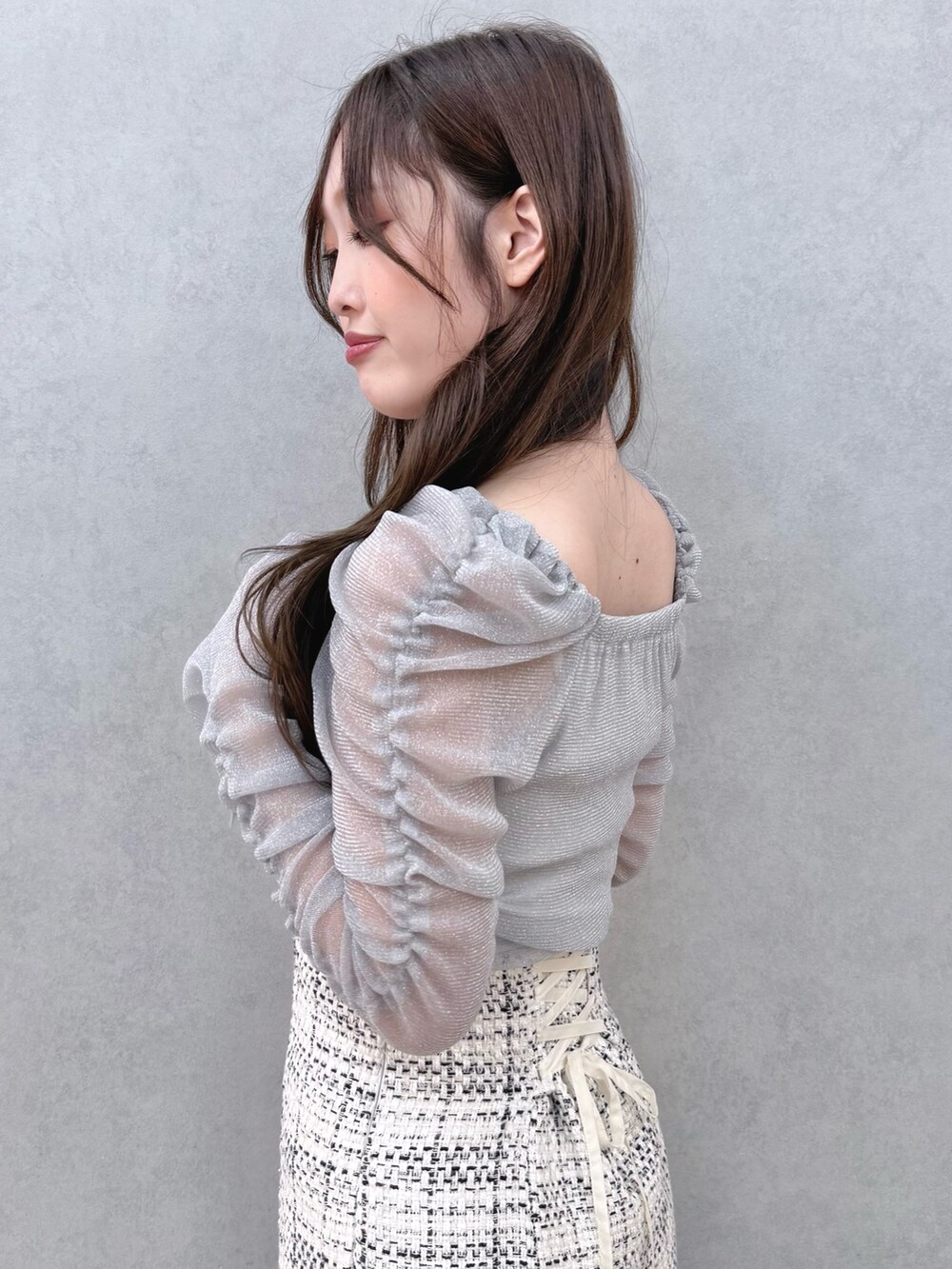 ホワイト系のスカート、ブルー系のTシャツ/カットソー、ブラック系のブーツを着用したレディースの秋コーディネートの6枚目の写真