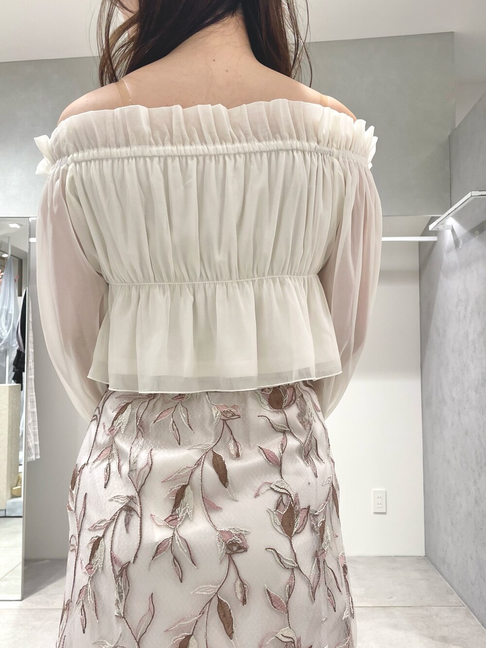 ホワイト系のシャツ/ブラウス、ピンク系のスカート、ベージュ系のパンプスを着用したレディースの夏コーディネートの5枚目の写真