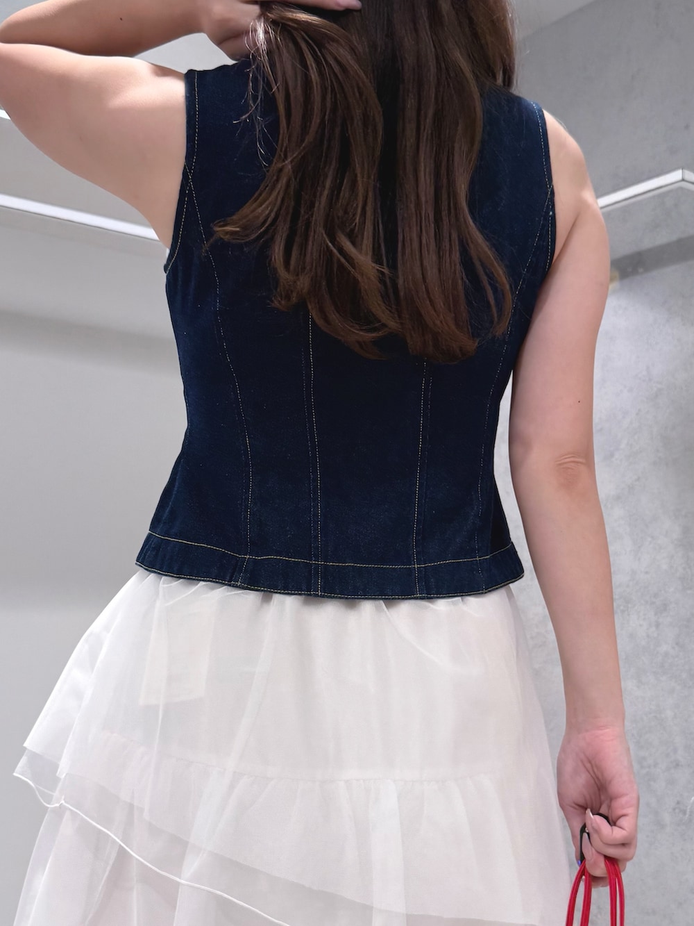 ブルー系のシャツ/ブラウス、ホワイト系のスカート、シルバー系のサンダルを着用したレディースの夏コーディネートの6枚目の写真