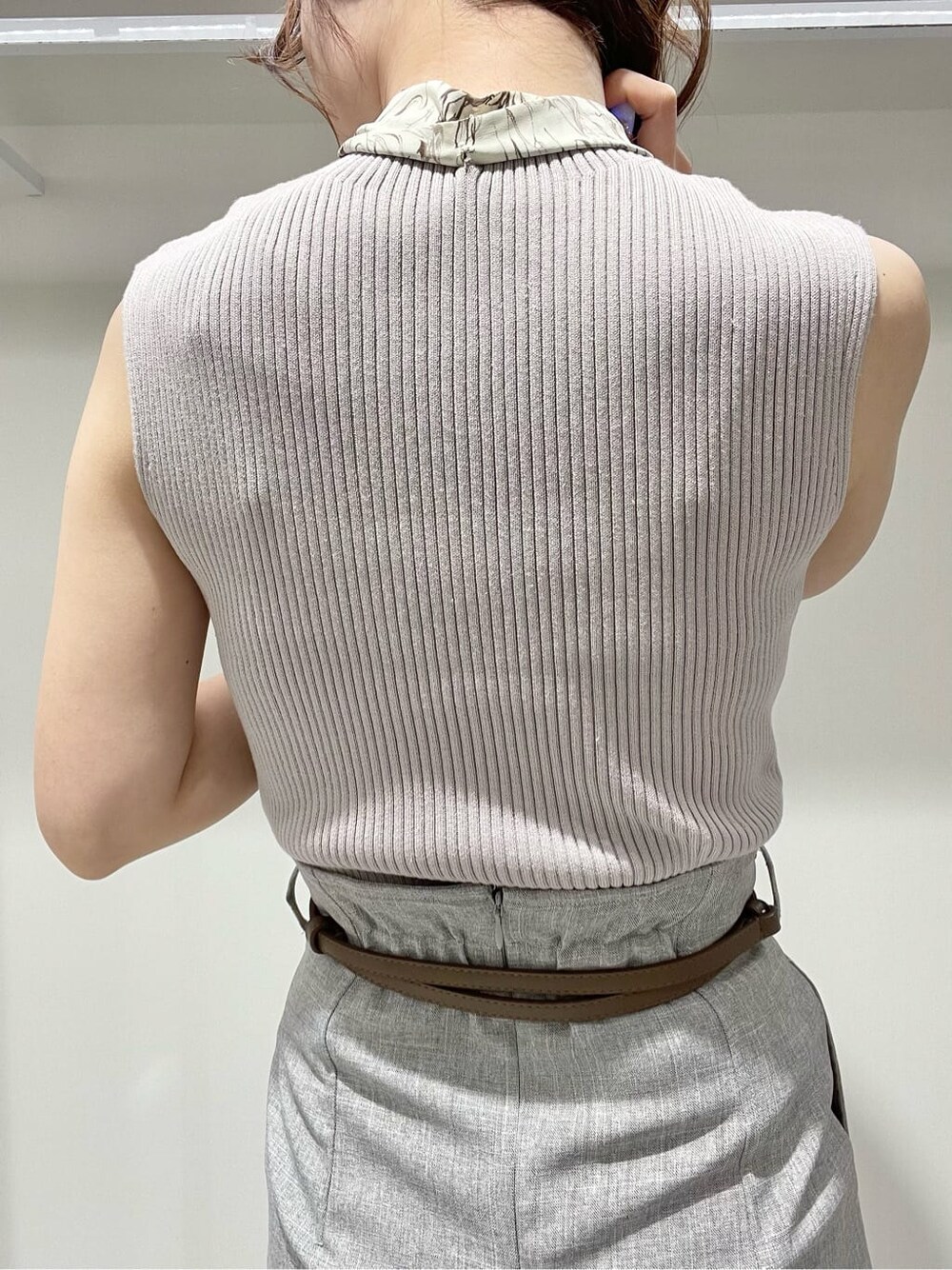 ベージュ系のサンダル、ブラウン系のスカート、ピンク系のニット/セーターを着用したレディースの夏コーディネートの5枚目の写真