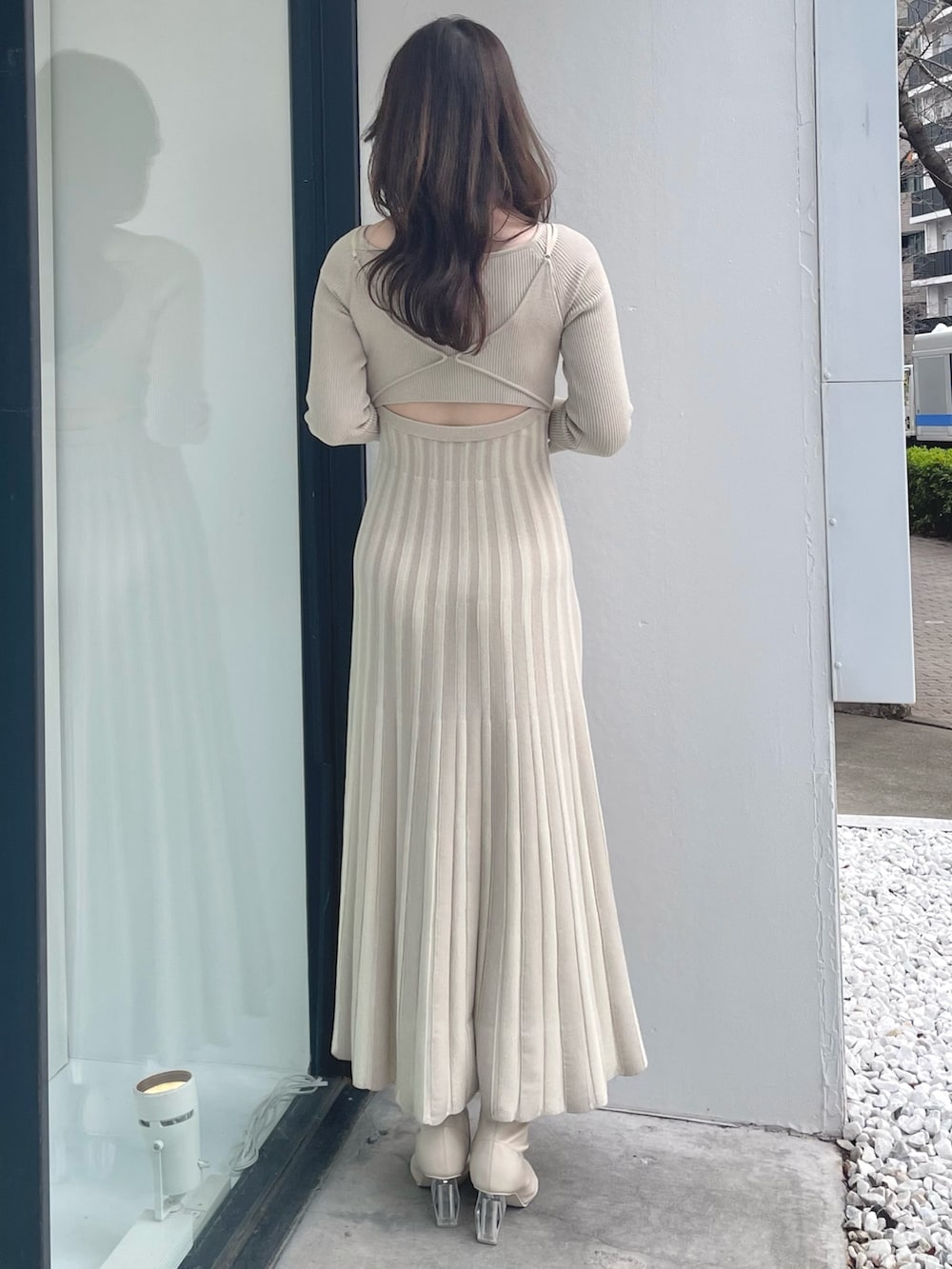 ホワイト系のワンピース、ホワイト系のブーツを着用したレディースの冬コーディネートの3枚目の写真