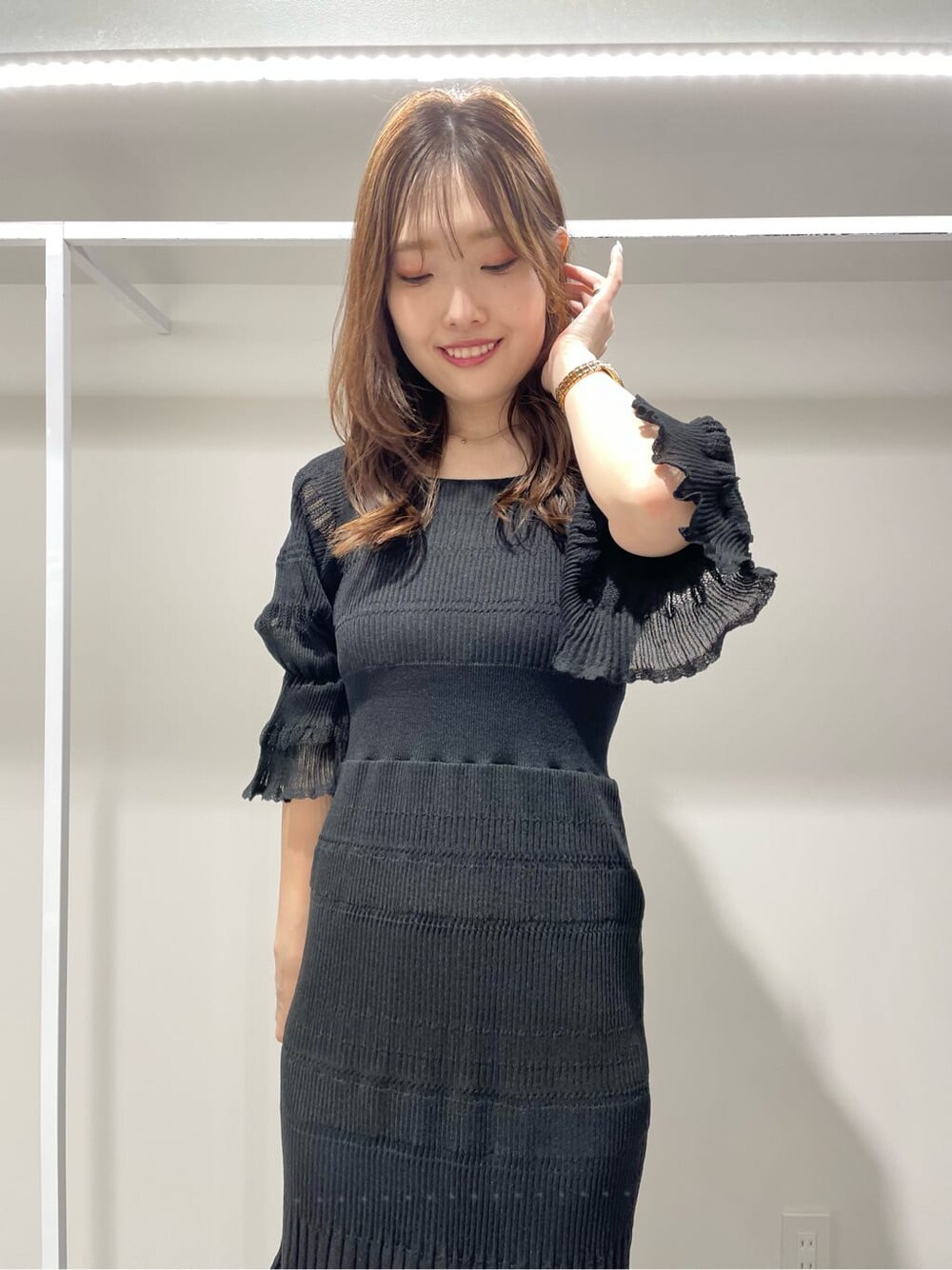 ブラック系のその他シューズ、ブラック系のワンピースを着用したレディースの春コーディネートの4枚目の写真