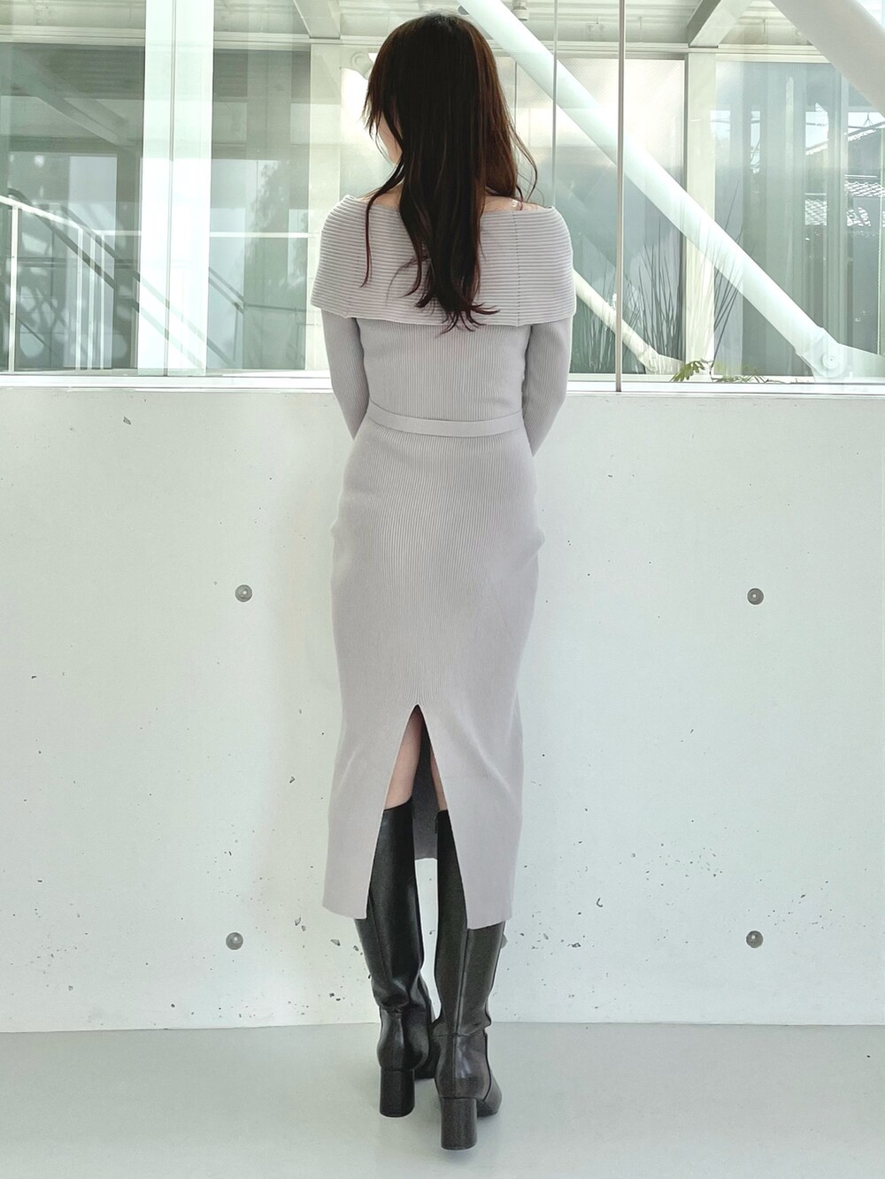 ブラウン系のブーツ、グレー系のその他アウター、ベージュ系のワンピースを着用したレディースの冬コーディネートの8枚目の写真