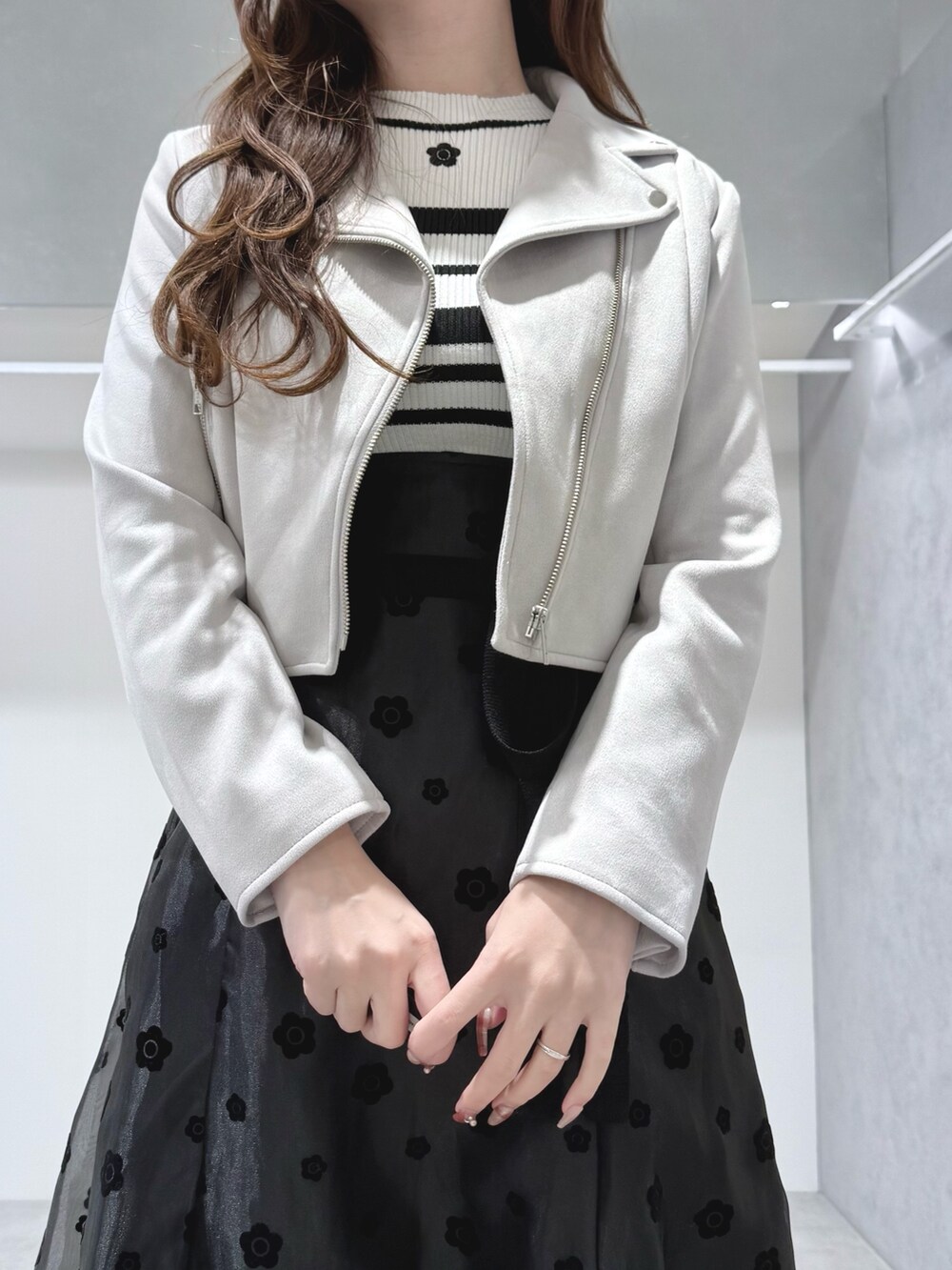 その他のワンピース、ブラック系のブーツ、グレー系のライダースジャケットを着用したレディースの冬コーディネートの4枚目の写真